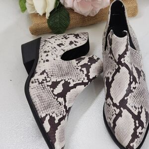 Chic Snakeskin Pattern Ankle Booties